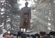 Памятник панфиловцу Бауржану Момышулы, г. Алматы